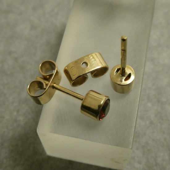 neat-gold-earstuds-4mm-garnets-60073.jpg