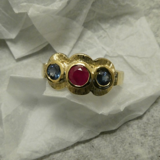 australian-light-blue-sapphires-ruby-18ctgold-ring-10024.jpg