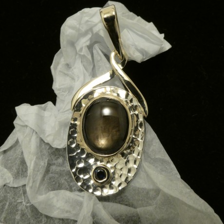 australian-sapphires-pendant-gold-beaten-silver-00924.jpg