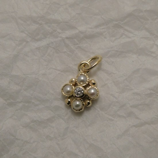 lovely-mix-diamond-pearl-gold-pendant-90963.jpg