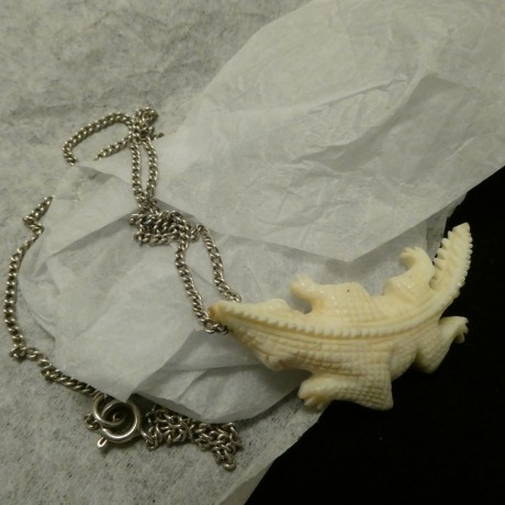 carved-crocodile-pendant-silver-chain-10471.jpg