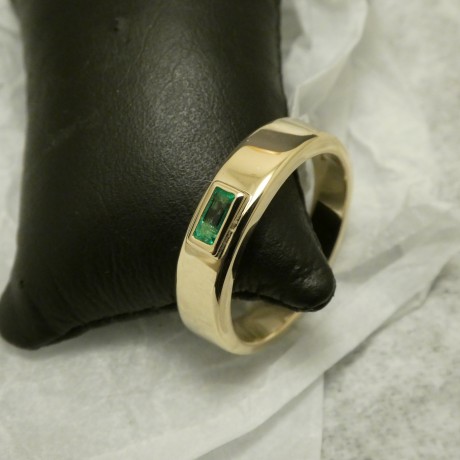 bright-emerald-bag-hmade-18ctgold-ring-10491.jpg