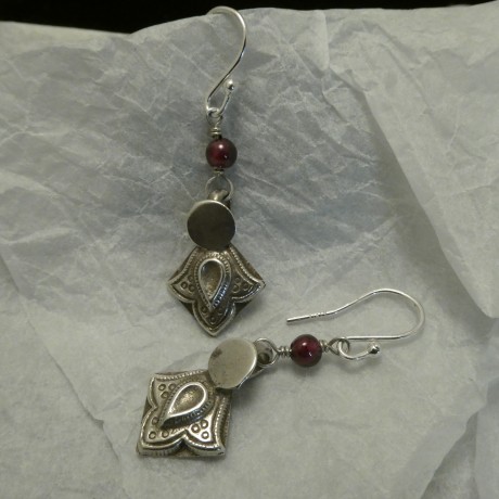 rajasthani-floral-design-silver-earrings-garnets-10428.jpg