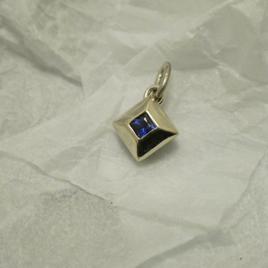 .12ct-ceylon-sapphire-square-9ctwhite-gold-pendant-100528.jpg