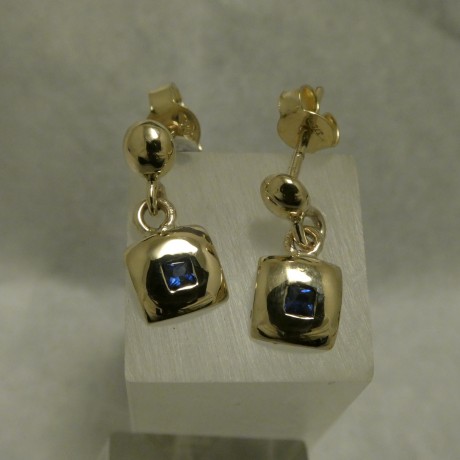 solid-smoothed-blocks-9ctgold-erings-sq-sapphires-30841.jpg