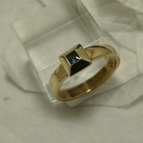 2.5mm-square-agrade-sapphire-9ctgold-ring-20623.jpg