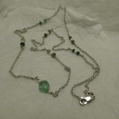 pebble-emerald-white-gold-chain-20904.jpg