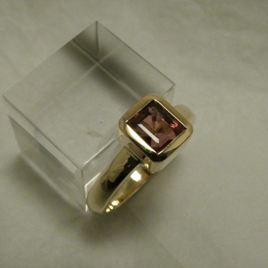 squarish-pink-tourmaline-18ctgold-ring-30156.jpg