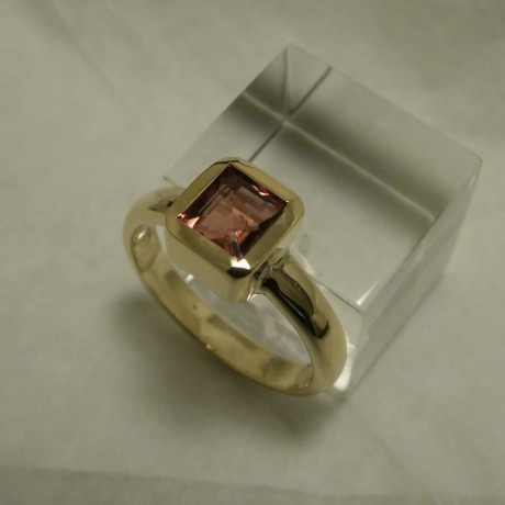 squarish-pink-tourmaline-18ctgold-ring-30157
