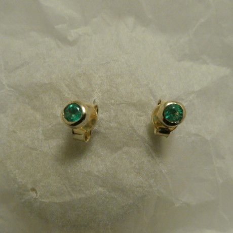 superior-emeralds-simple-9ctgold-earstuds-30741.jpg