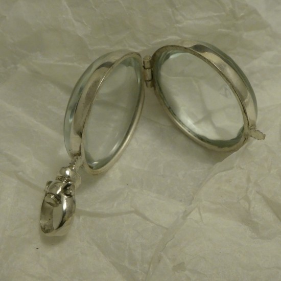 round-glass-silver-locket-40828.jpg