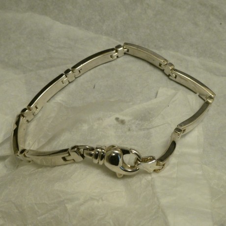 nicely-articulated-silver-link-bracelet-50631.jpg