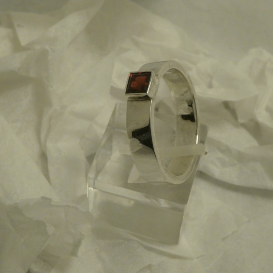 flat-profile-hmade-silver-ring-garnet-70581.jpg