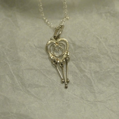 sweet-9ct-white-gold-pendant-60949.jpg