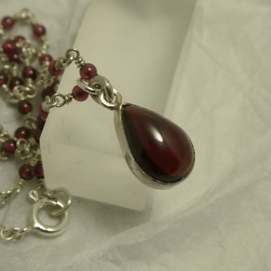 garnets-agrade-wine-red-silver-70646.jpg