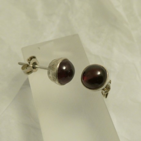 7mm-cabochon-garnets-silver-earstuds-70611.jpg