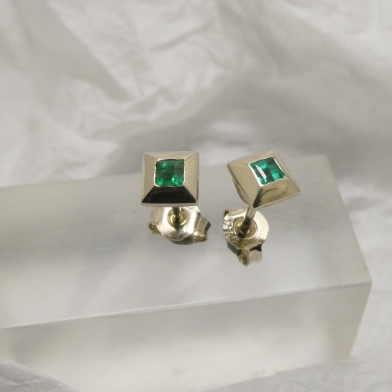 squared-emerald-white-gold-earstuds-80922.jpg