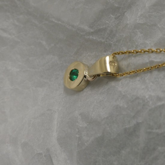 compact-emerald-pendant-9ctgold-90732.jpg